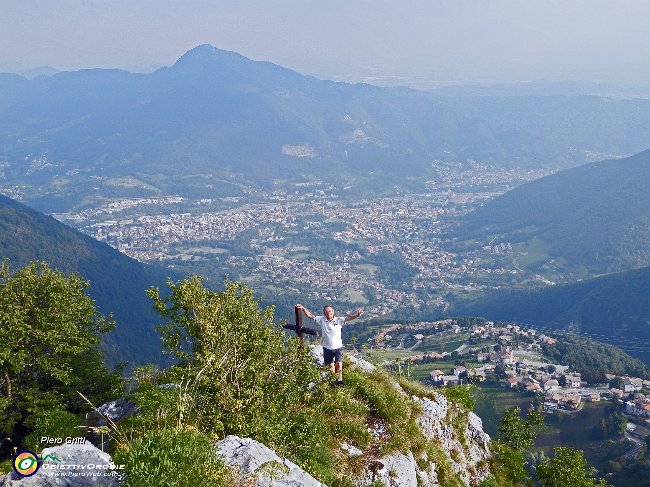 61 Dalla Madonnina la croce sottostante, Val Seriana, Misma.JPG